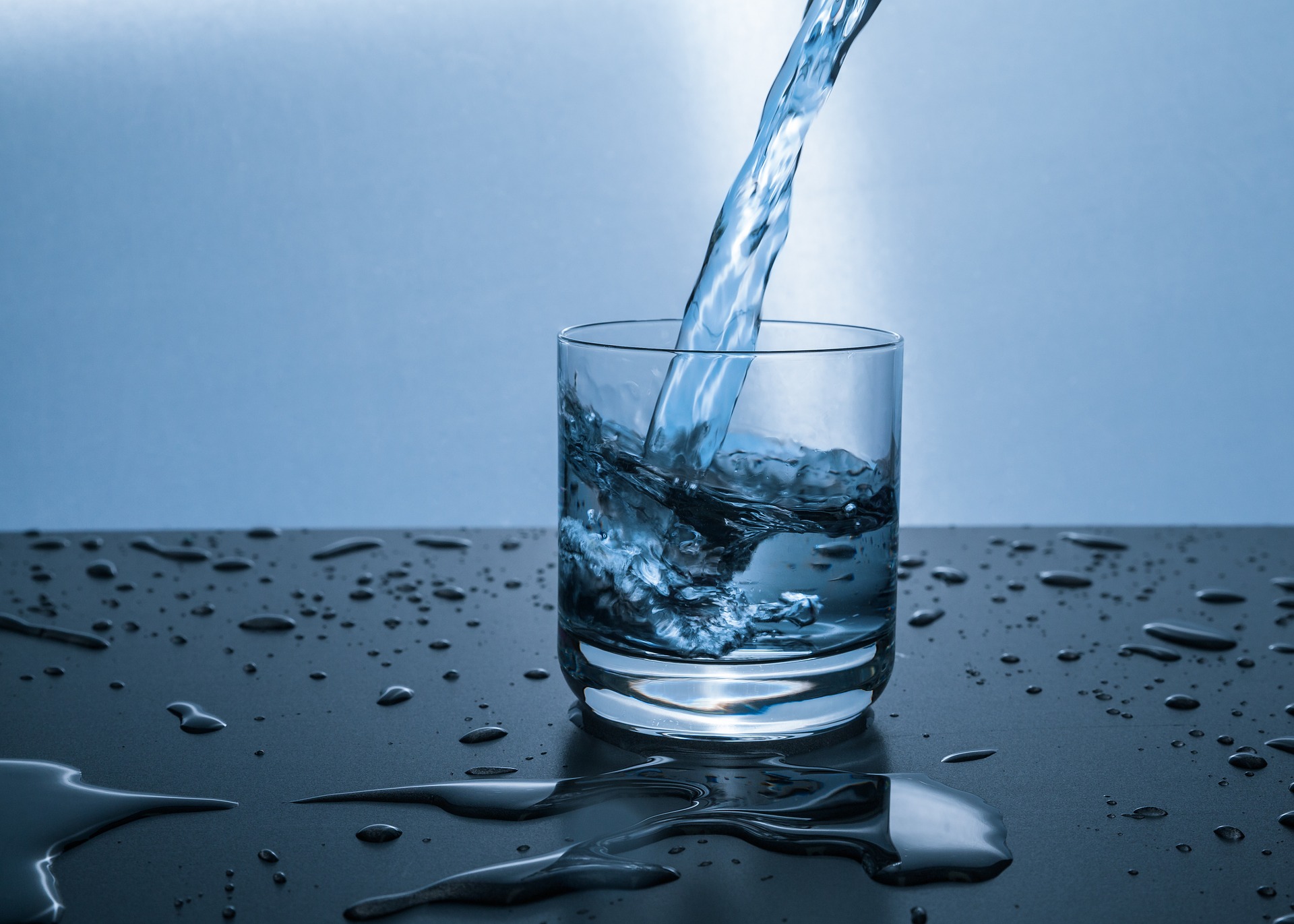 Boire de l'eau à jeun : une routine aux multiples bienfaits